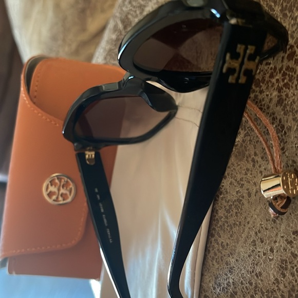 Tori Burch sunglasses, black , brand new neverworn - Picture 6 of 7